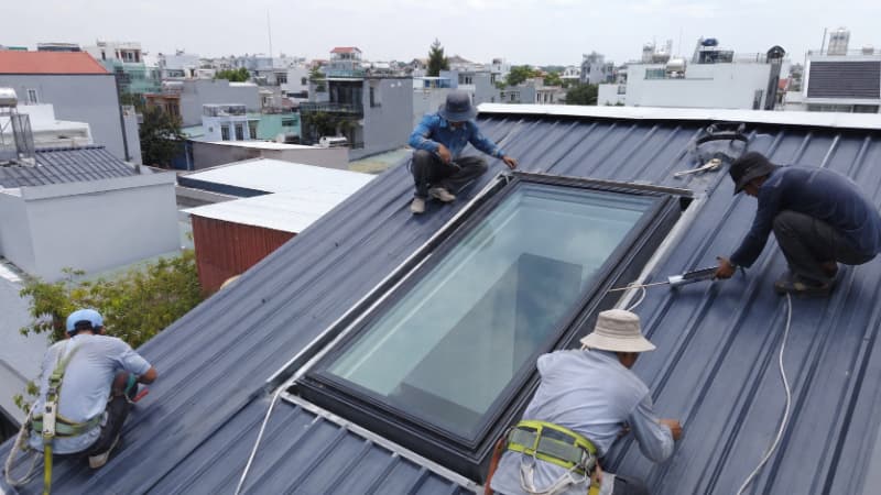 5 sai lầm thi công giếng trời mái tôn khiến nhà nóng và dễ thấm nước