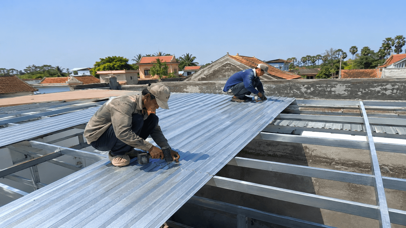 Báo giá thi công mái tôn HCM: Chi phí vật tư và nhân công trọn gói