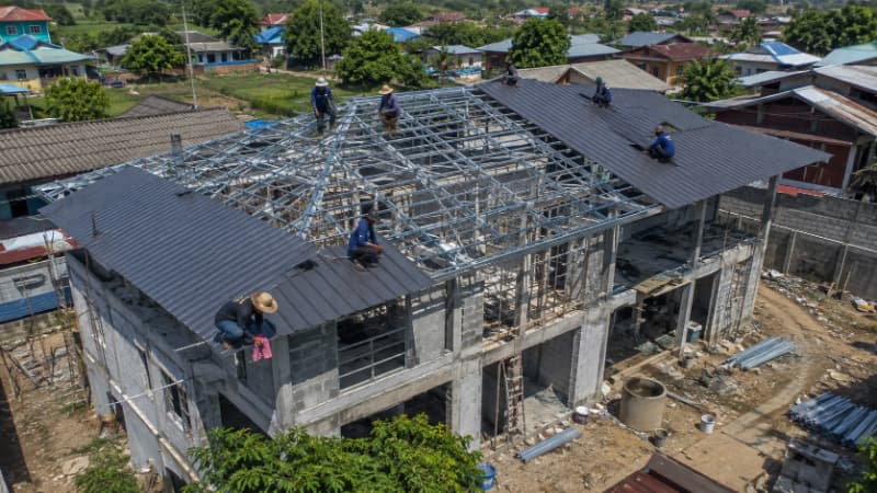 Báo giá thi công lợp mái tôn mới nhất theo từng loại vật liệu
