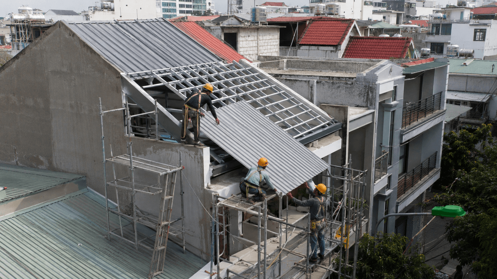 Giá thi công làm mái tôn hiện nay và cách tính chi phí thực tế 