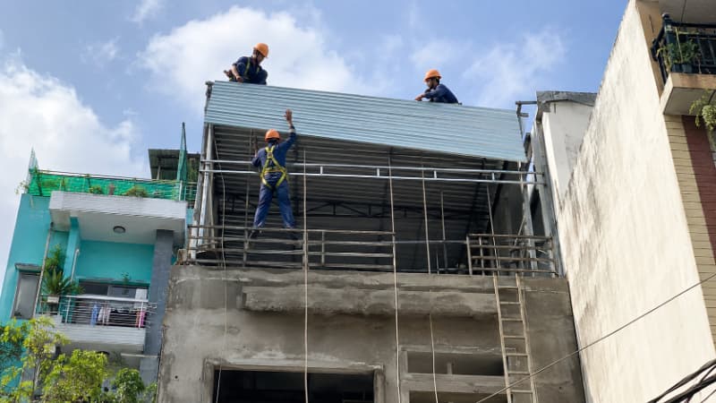Nên thuê đơn vị thi công mái tôn HCM trọn gói hay thuê thợ riêng?