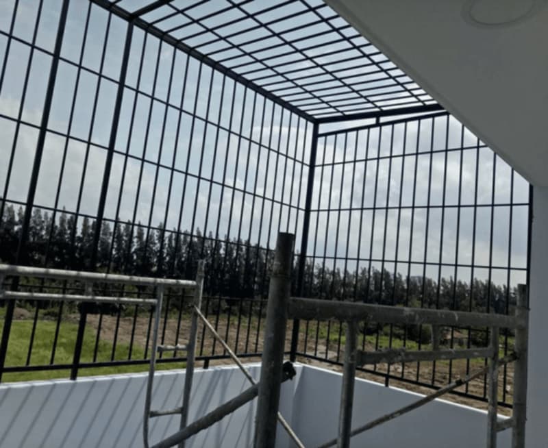 Cách làm mới khung BV bị rỉ sét, bong sơn, xuống cấp hiệu quả