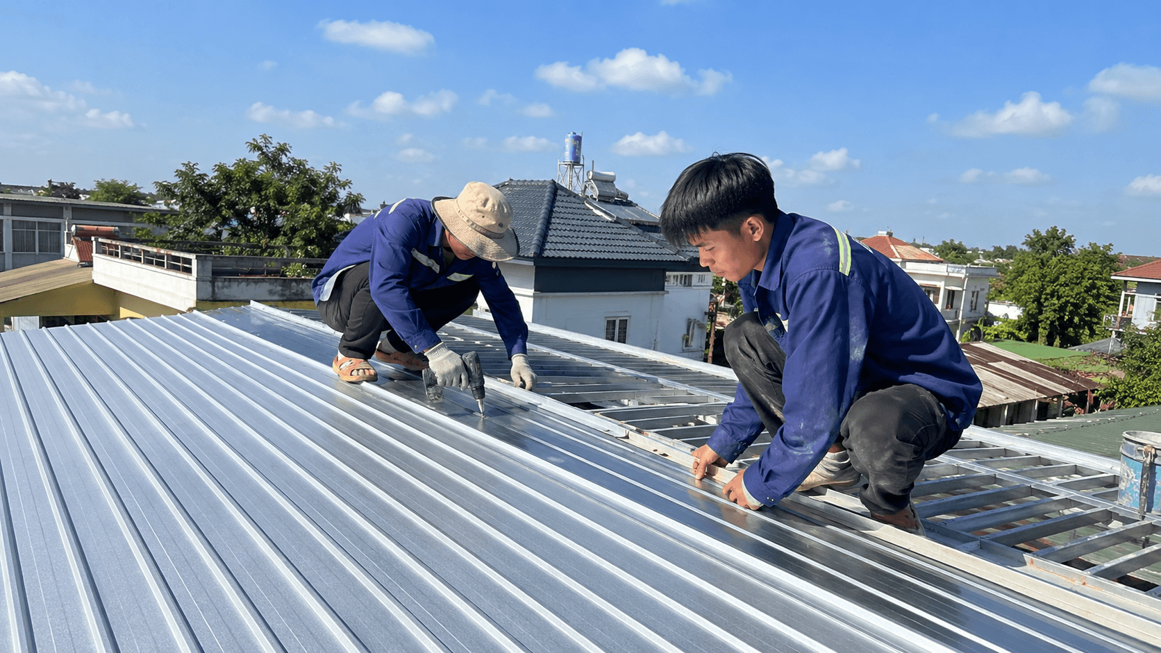 Thi công lợp mái tôn đúng cách để hạn chế dột, nóng và xuống cấp
