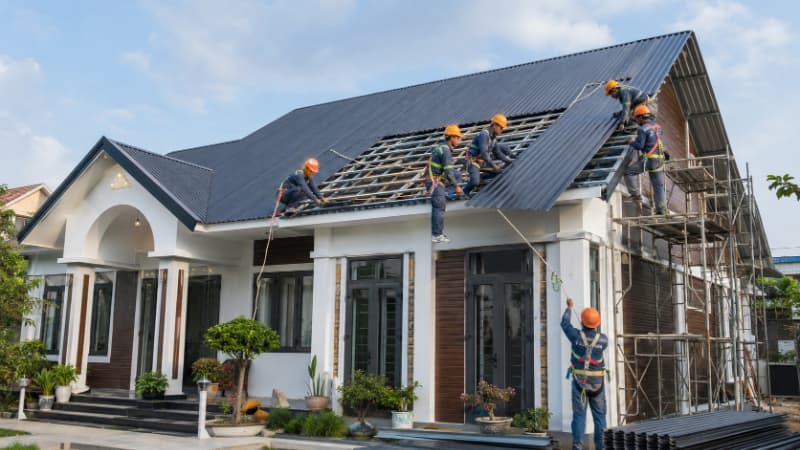 Thi công mái tôn trọn gói là gì? Giải pháp tiết kiệm chi phí cho mọi công trình